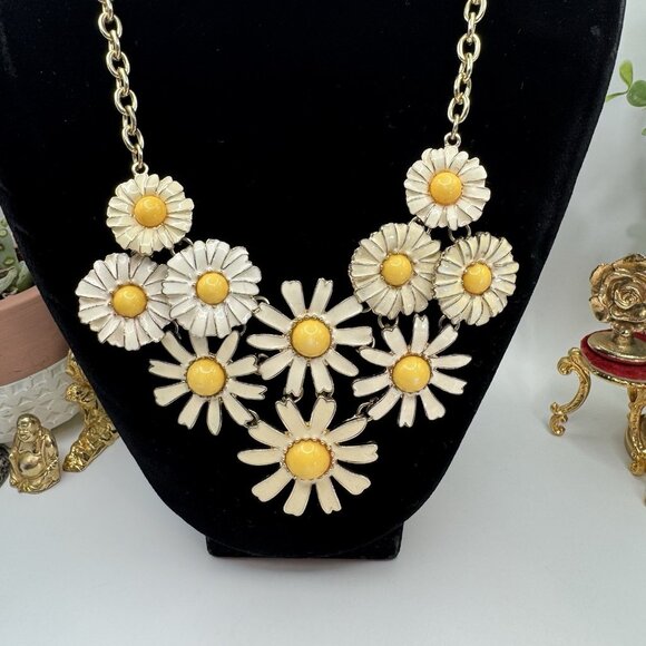 Daisy Cluster Necklace Fashion Jewelry Cream Yellow Center Enamel Gold Tone - Picture 1 of 5